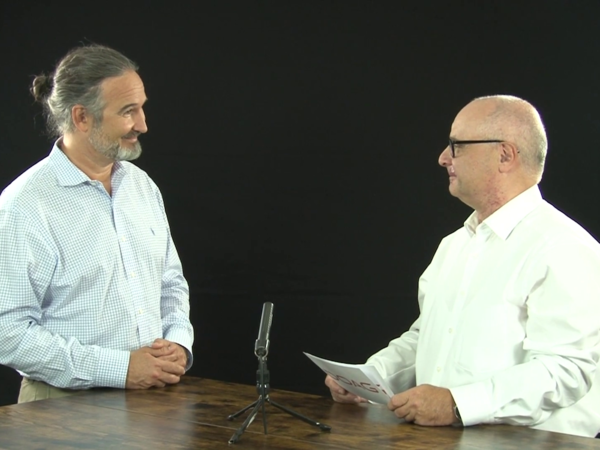 Mike Dietrich (links) wird im DOAG.tv von Matthias Mann zum Thema Oracle AutoUpgrade interviewt.