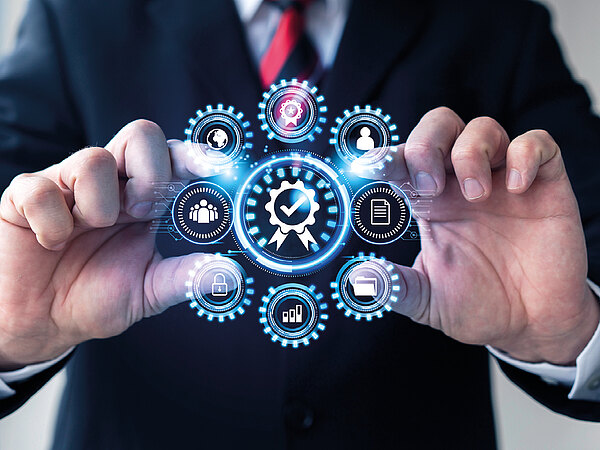 Symbolbild Requirements Engineering: Ein Mann agiert vor einem virtuellen Bildschirm mit mehreren Icons.